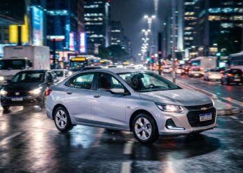 Com motor de 116 cavalos e turbo de fábrica, o Onix Plus se destaca como um sedan altamente econômico e tecnológico na linha Chevrolet