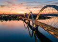 Consumindo R$ 160 milhões para ser erguida, a estrutura brasiliense com três arcos assimétricos virou o maior símbolo arquitetônico do Lago Sul