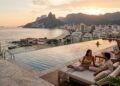 Pagando R$ 3 mil de diária com vista para o mar de Copacabana, os turistas aproveitam a piscina de borda infinita mais famosa do Rio de Janeiro
