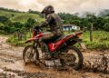 Com motor de 162cc e chassi robusto, a Honda Bros 160 ESDD é a moto trail mais vendida do Brasil devido à sua engenharia de resistência