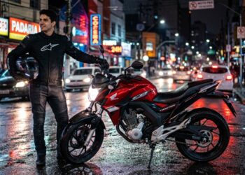 A moto de 300 cilindradas da Honda combina força urbana e consumo racional para quem quer abandonar as 160 comuns