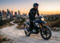 Com motor monocilíndrico de 313cc e engenharia alemã, a moto de entrada virou o sonho de quem busca agilidade urbana e exploração off-road
