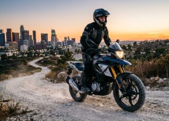 Com motor monocilíndrico de 313cc e engenharia alemã, a moto de entrada virou o sonho de quem busca agilidade urbana e exploração off-road