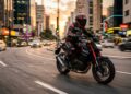 O retorno triunfal do "ferrão" japonês que promete ser a moto mais rápida e leve da categoria com um preço que assusta as concorrentes