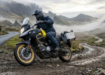 Com motor bicilíndrico de 650cc e suspensão de longo curso, a aventureira japonesa consolidou-se como referência mundial em versatilidade