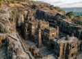 O templo de 30 metros escavado de cima para baixo em uma única rocha que parece desafiar a lógica da construção humana