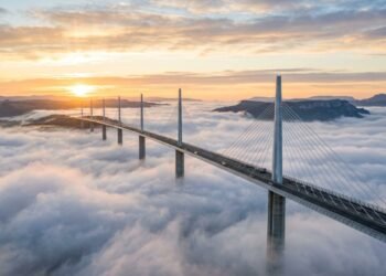 Custando 394 milhões de euros, o viaduto francês atinge 343 metros de altura e supera a Torre Eiffel em uma das maiores obras de engenharia