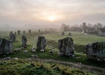 Com uma grande vala externa de 1,3 km de circunferência e datado de 2600 a.C., o monumento inglês é o maior círculo de pedras do mundo