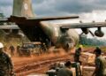 O cargueiro C-130 Hercules carrega 20 toneladas a 590 km/h, sendo a espinha dorsal de missões de resgate em todo o mundo desde 1954