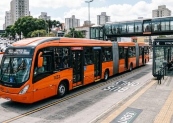 Quase 23 metros de comprimento e espaço para mais de 150 pessoas, o articulado da Volvo leva o BRT a outro nível