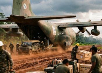 O cargueiro C-130 Hercules carrega 20 toneladas a 590 km/h, sendo a espinha dorsal de missões de resgate em todo o mundo desde 1954