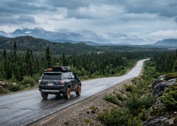 A rodovia Trans-Labrador percorre 1.149 km de natureza selvagem; agora totalmente pavimentada, ela é a principal ligação terrestre do Labrador