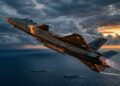 O caça de 5ª geração chinês J-20 utiliza configurações de canards e tecnologia furtiva frontal para desafiar a superioridade aérea em alta velocidade