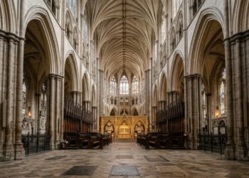 A abadia de 1066 é o cenário oficial de todas as coroações da coroa britânica, guardando quase mil anos de história em seu interior
