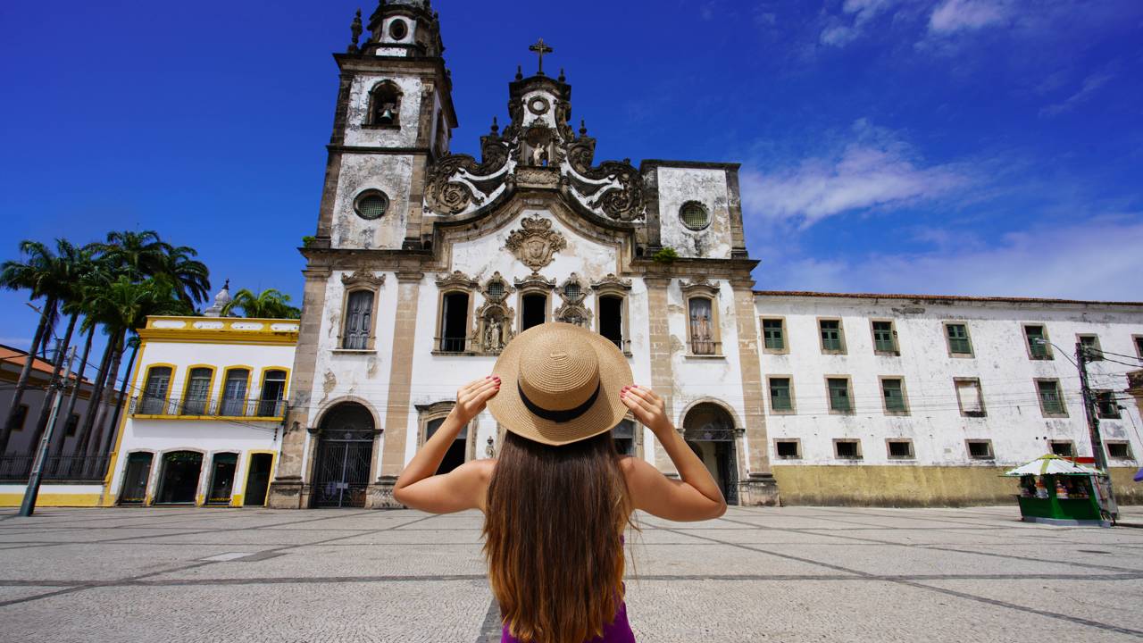 Com sua torre de 50 metros e talha dourada de 1710, a igreja barroca de Recife surge como a torre religiosa mais alta do período colonial no Brasil