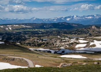 A monumental rodovia americana de 109 km de extensão escala as montanhas até 3.337 metros de altitude para revelar vistas glaciais únicas