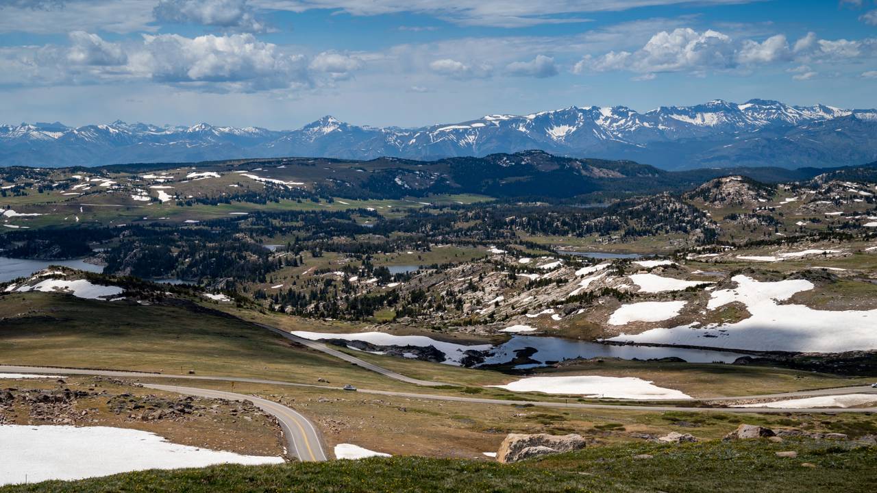 A monumental rodovia americana de 109 km de extensão escala as montanhas até 3.337 metros de altitude para revelar vistas glaciais únicas