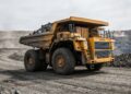 BelAZ 75710 carregado domina estrada de mina a céu aberto