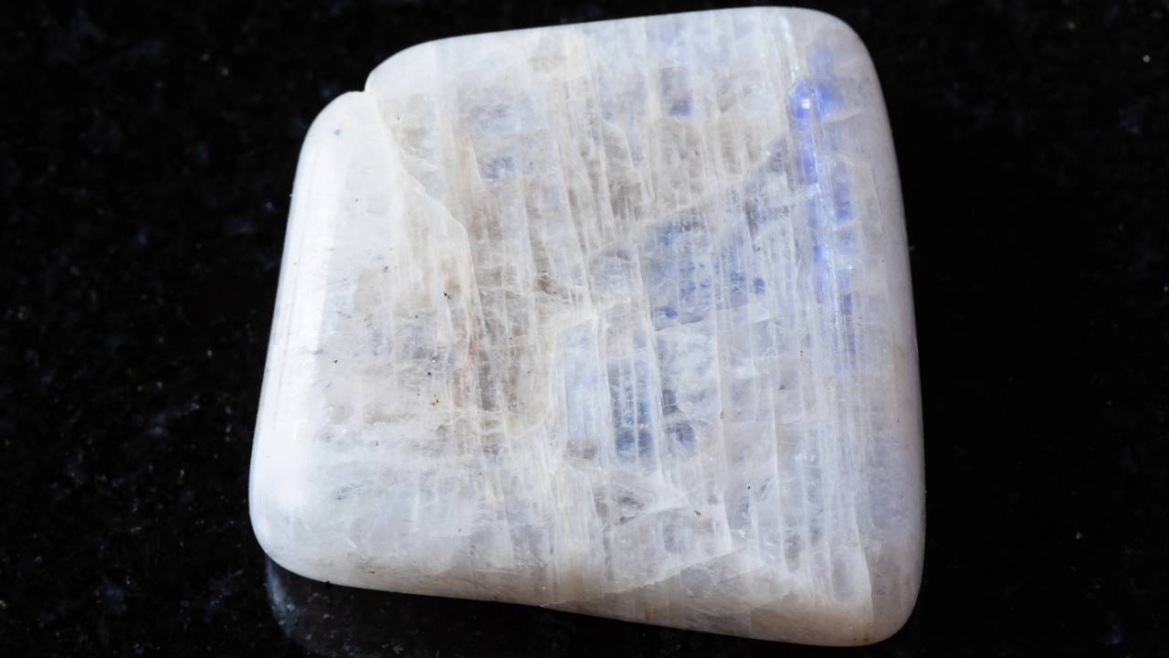 Esqueça a pedra da lua comum, pois este mineral branco com brilho azul surge como um recorde de raridade das minas russas 