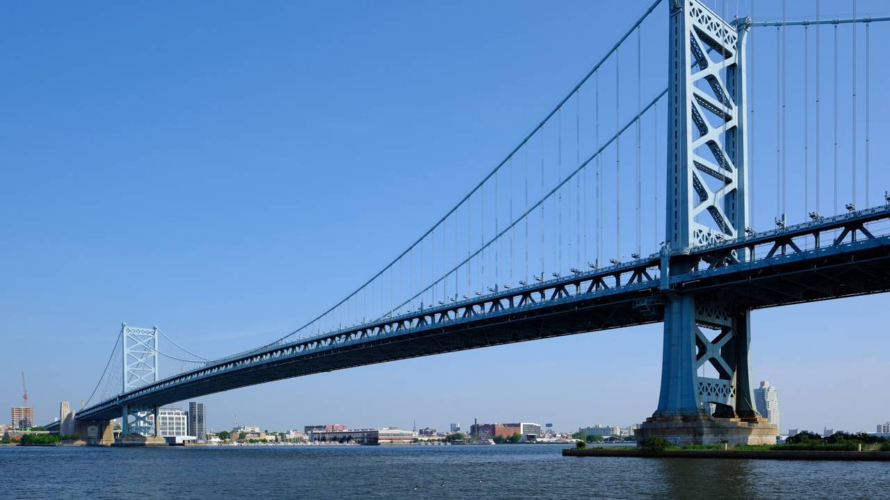 A imponente estrutura suspensa inaugurada em 1926 com torres de aço de 116 metros que une a Filadélfia ao território de Nova Jersey nos EUA
