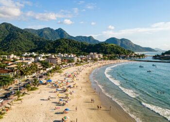 O forte mais antigo do Brasil, de 1547, e mais de 90% do território preservado: a caçula da Baixada Santista com 33 km de praias a 108 km de São Paulo
