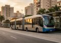 Ônibus biarticulado gigante cruza corredor BRT urbano