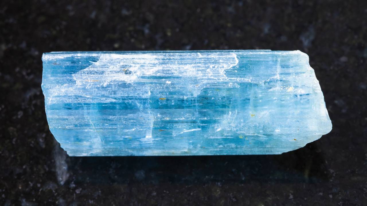 Esqueça as safiras pois este berilo azul oceano encanta joalheiros com sua beleza e destaca-se entre as pedras preciosas transparentes