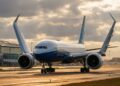 Boeing 777X com pontas das asas dobradas no taxiamento do aeroporto