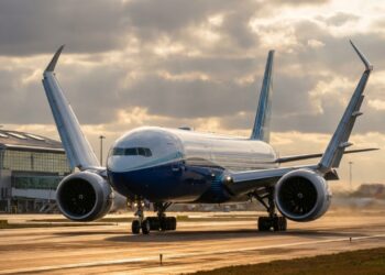 Boeing 777X com pontas das asas dobradas no taxiamento do aeroporto