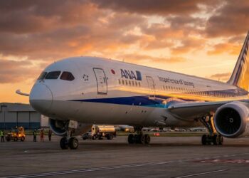 Boeing Dreamlifter exibe fuselagem gigante em pátio de aeroporto