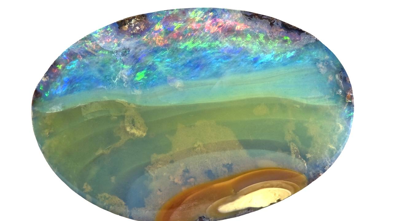 Esqueça a opala comum, pois este cristal nasce incrustado em rochas de ferro de Queensland e exibe uma gama de cores tridimensionais
