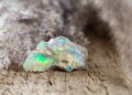 Esqueça a opala comum, pois este cristal nasce incrustado em rochas de ferro de Queensland e exibe uma gama de cores tridimensionais