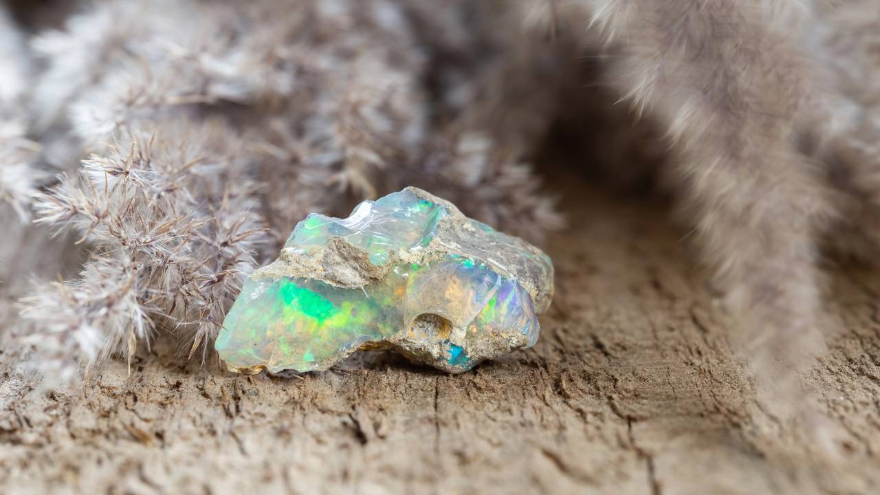 Esqueça a opala comum, pois este cristal nasce incrustado em rochas de ferro de Queensland e exibe uma gama de cores tridimensionais