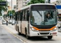 O urbano de 12 metros da Mercedes leva mais de 80 passageiros e virou presença forte nas linhas cheias das capitais