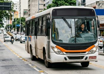 O urbano de 12 metros da Mercedes leva mais de 80 passageiros e virou presença forte nas linhas cheias das capitais