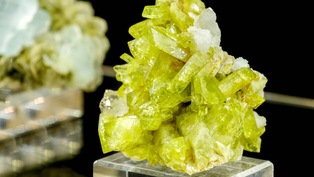 Esqueça o topázio, pois este raro mineral de fosfato descoberto em 1944 brilha com um tom amarelo-esverdeado de alta pureza