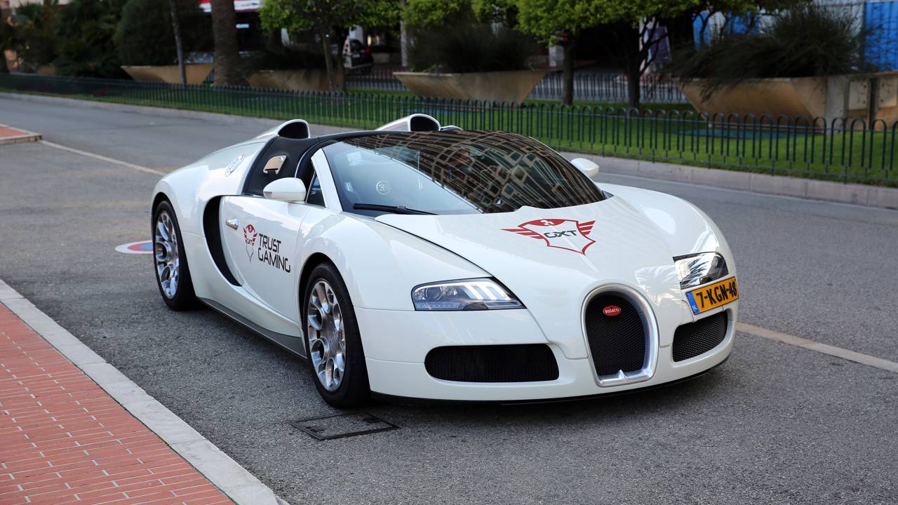 Equipado com motor W16 de 1.200 cavalos e atingindo 431 km/h de velocidade máxima, o supercarro de 2010 virou a maior lenda das pistas de asfalto