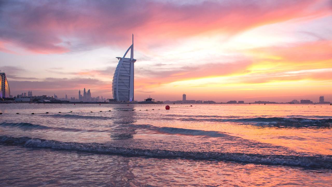 A estrutura de 321 metros em forma de vela em Dubai é um dos hotéis mais icônicos do mundo e um marco da engenharia em ilhas artificiais