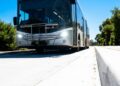 O bizarro sistema de transporte na Austrália onde ônibus comuns entram em trilhos de concreto e viajam a 100 km/h sem volante