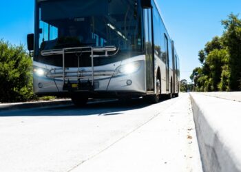 O bizarro sistema de transporte na Austrália onde ônibus comuns entram em trilhos de concreto e viajam a 100 km/h sem volante