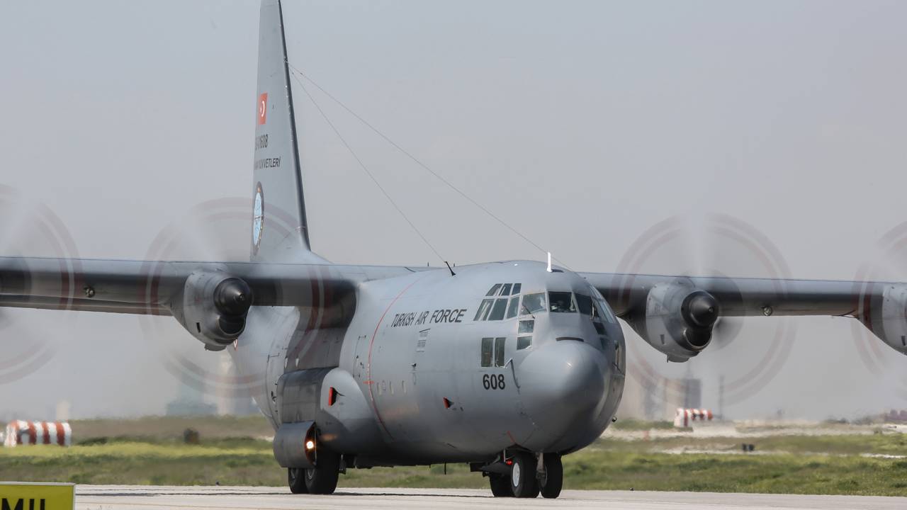 O cargueiro C-130 Hercules carrega 20 toneladas a 590 km/h, sendo a espinha dorsal de missões de resgate em todo o mundo desde 1954