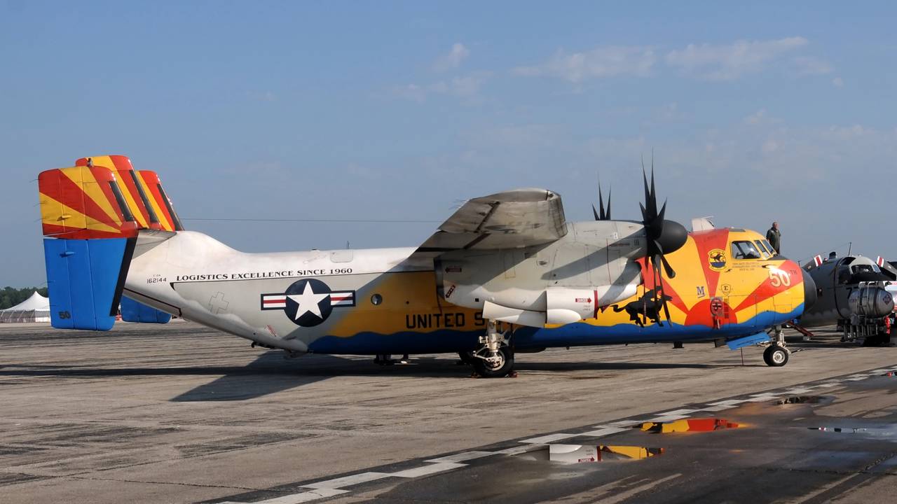 Capaz de transportar 4,5 toneladas de carga em porta-aviões, esta aeronave virou o elo vital que abastece a frota naval dos EUA