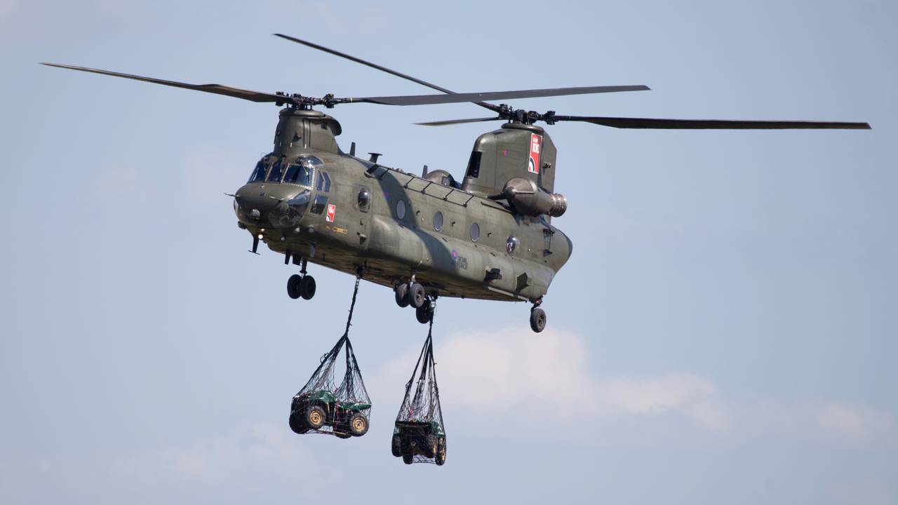 Com 2 rotores e capacidade para 10 toneladas, o helicóptero Chinook surge como o pilar de transporte pesado da engenharia aérea ocidental