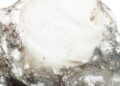 Esqueça o quartzo leitoso, pois esta variedade de opala de dureza 6 exibe um aspecto de porcelana pura que fascina os lapidadores europeus