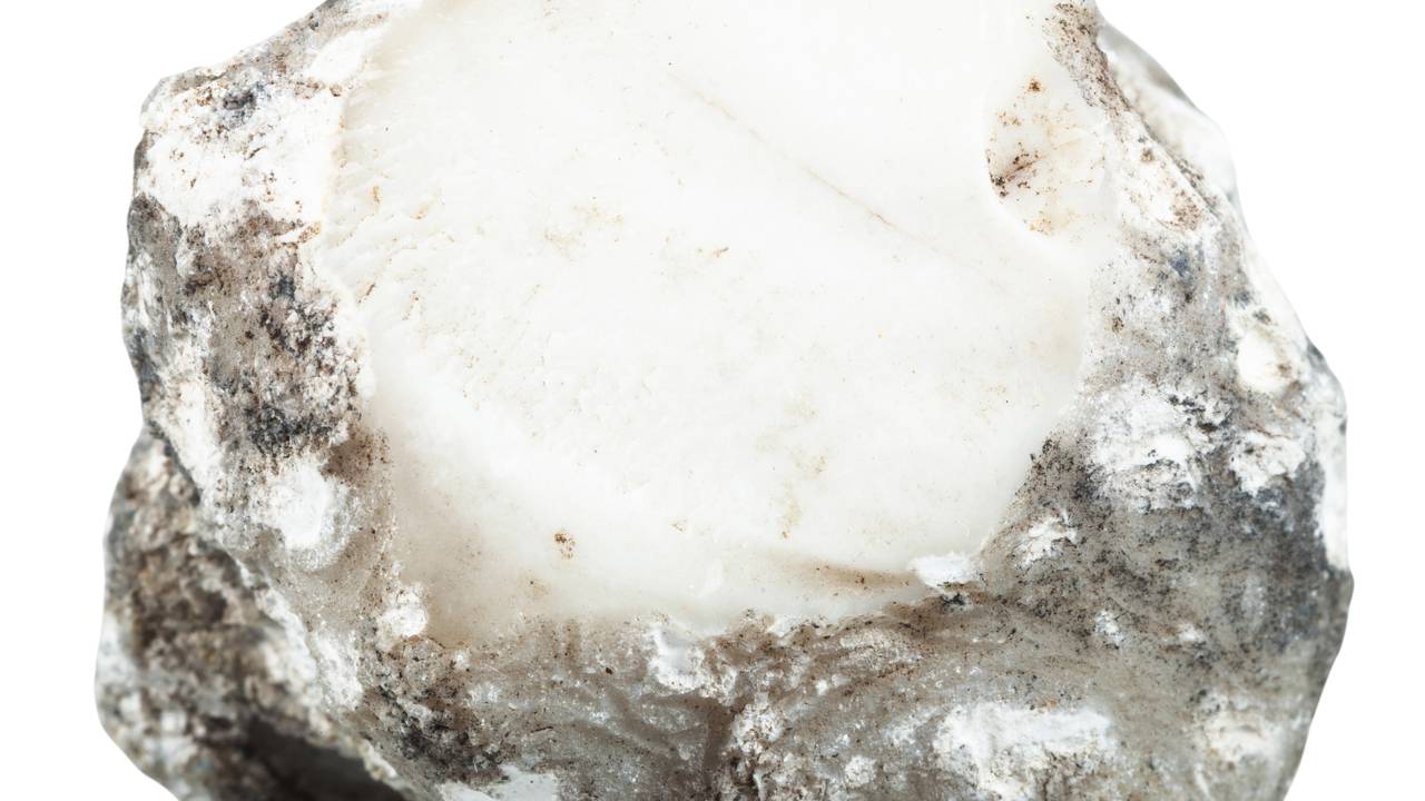 Esqueça o quartzo leitoso, pois esta variedade de opala de dureza 6 exibe um aspecto de porcelana pura que fascina os lapidadores europeus