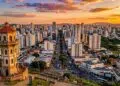 R$ 97,5 bilhões de PIB e 1,5 mil empresas nascidas da universidade: a única cidade não-capital com status oficial de metrópole no Brasil fica a 95 km de São Paulo