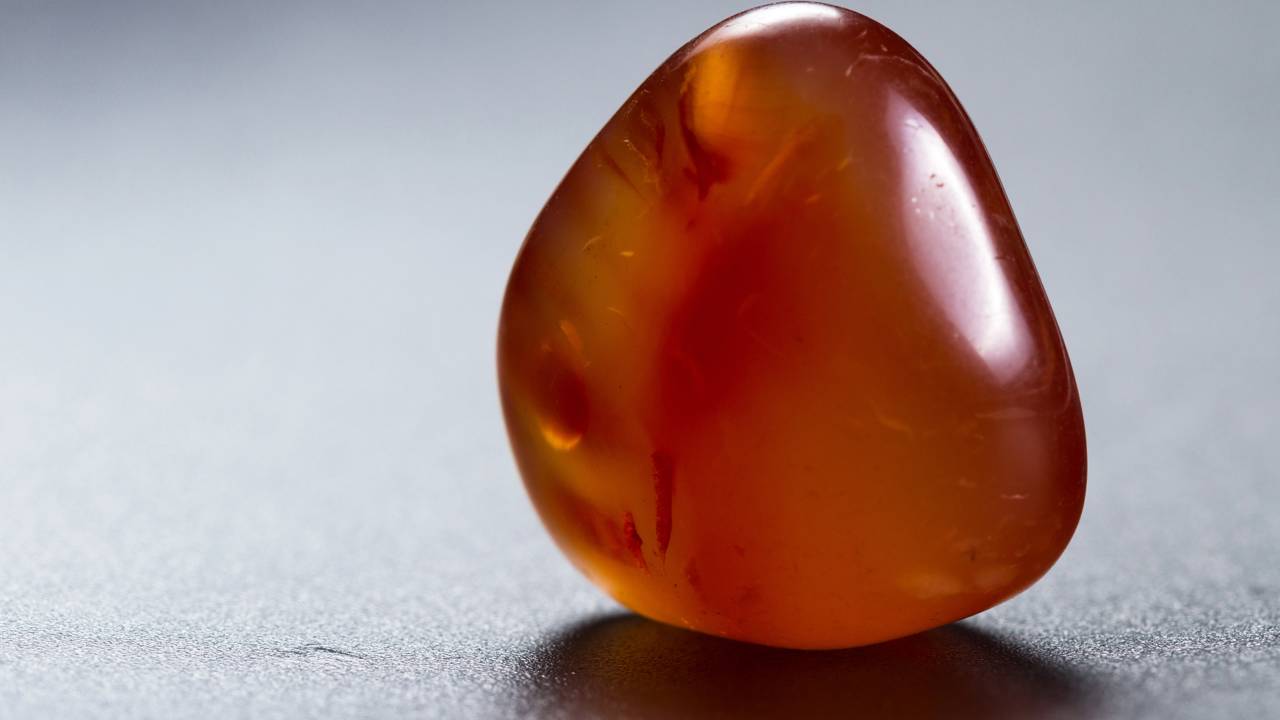 Esqueça o rubi, pois esta calcedônia avermelhada usada desde 3000 a.C. ganha sua cor intensa através do óxido de ferro na estrutura