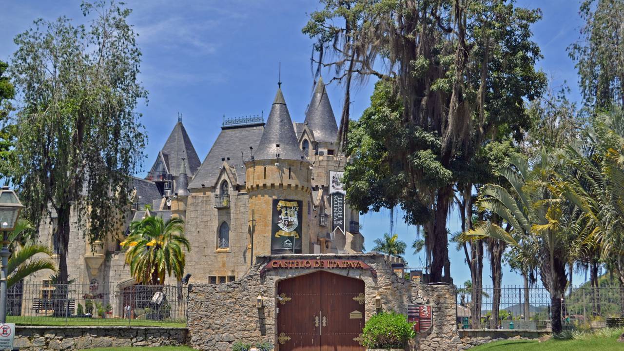 Com 42 cômodos no projeto original e arquitetura medieval europeia de 1920, o castelo na serra fluminense virou um monumento único de requinte