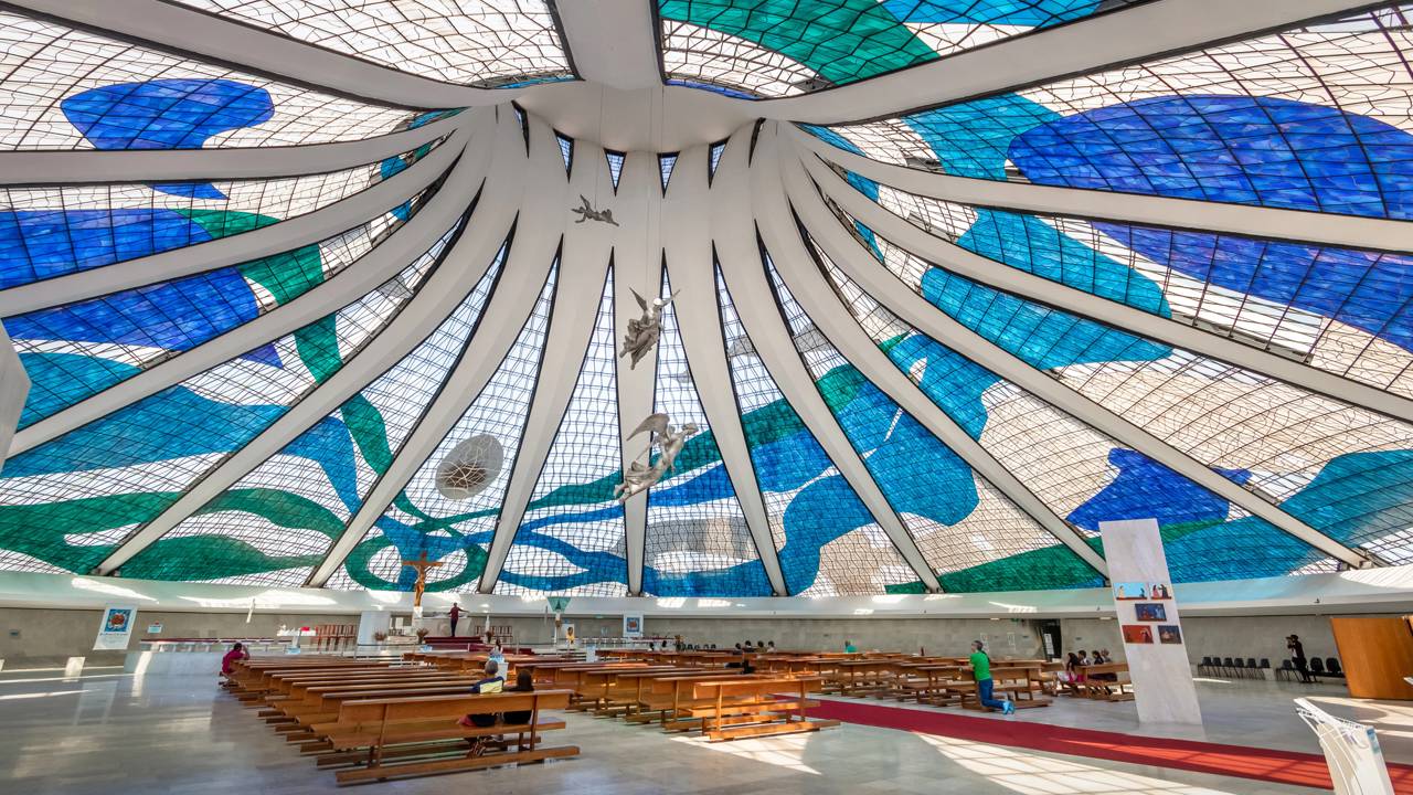Com 16 colunas de concreto de 90 toneladas cada, a catedral de 1970 virou o símbolo modernista mais importante do Brasil