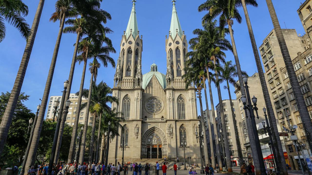Com suas torres de 92 metros e capacidade para até 8.000 pessoas em pé, a Catedral da Sé virou o maior símbolo gótico e religioso de São Paulo